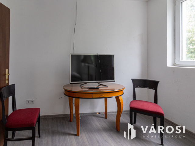 Kiadó 3 szintes 1050 m2-es munkászálló Csepel-Gyártelepen!