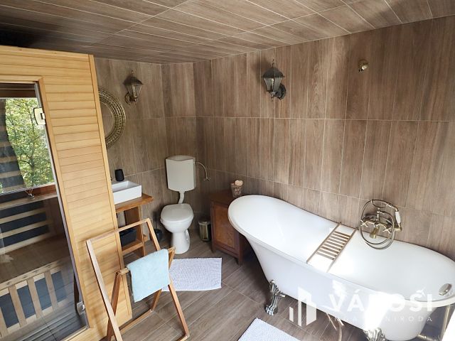 Mátrai kis faluban intim házikó eladó!