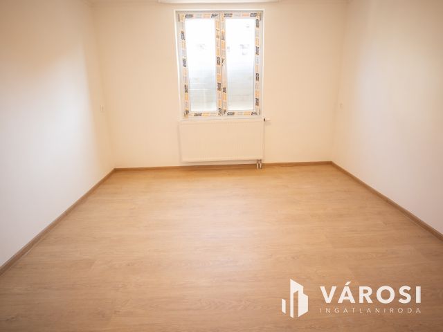 Három generációs 6 szobás családi ház Tápén