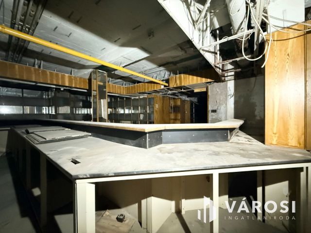 500 m² üzlethelyiség a Blaha Lujza tér közelében eladó
