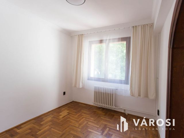 Nagyerdei tégla lakás kis kertkapcsolattal eladó