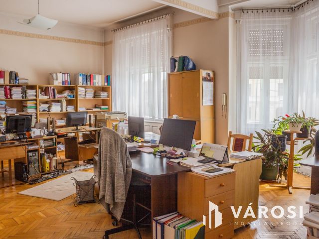 Napfényes, nagy nappalis, I. em-i , kiváló közlekedéssel