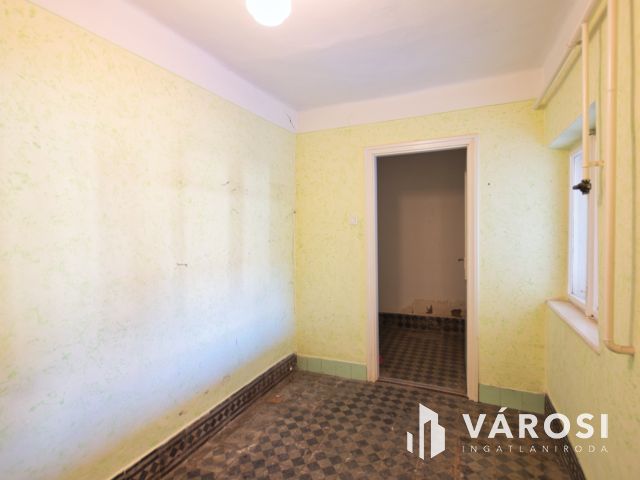 140 m2-es, felújítandó családi ház eladó