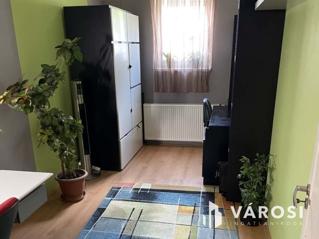 Belváros közeli 4 szobás lakás saját kerttel, garázzsal