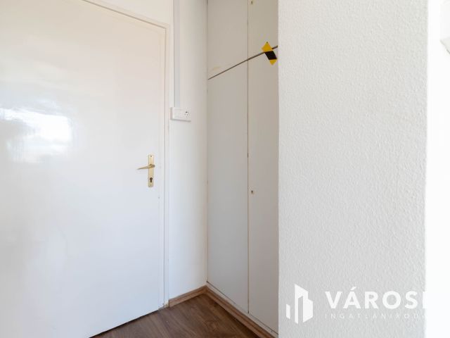 1.emeleti, 16 m2-es iroda saját minikonyhával a Fáy utcában