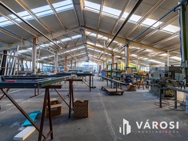 Nagy méretű szerelőcsarnok, 1800 m2 telekterülettel eladó