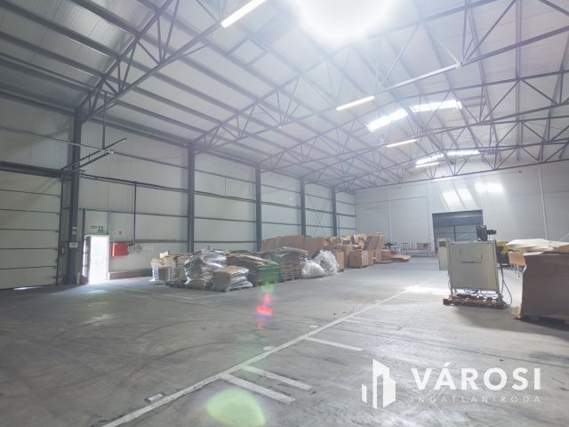 Kiváló állapotú, 1650 m2-es raktár, csarnok kiadó