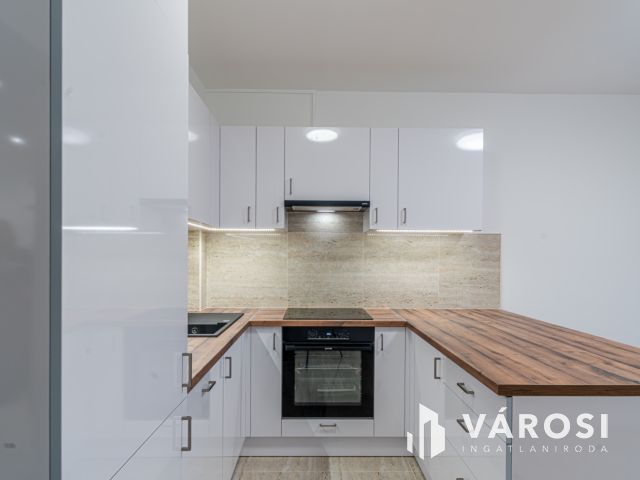 Null kilóméteres négy szobás panel lakás Felsővároson