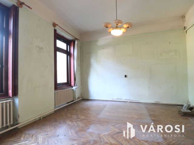 Vásárhely belvárosában, 2 generációs családi ház.