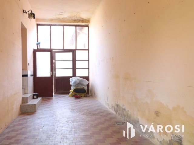 Vásárhely belvárosában, 2 generációs családi ház.