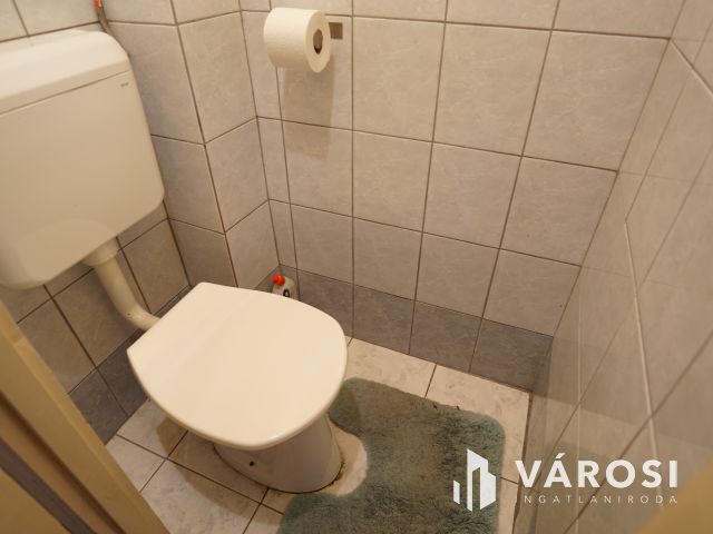 Berzsenyi utcában, erkélyes átlagos állapotú lakás